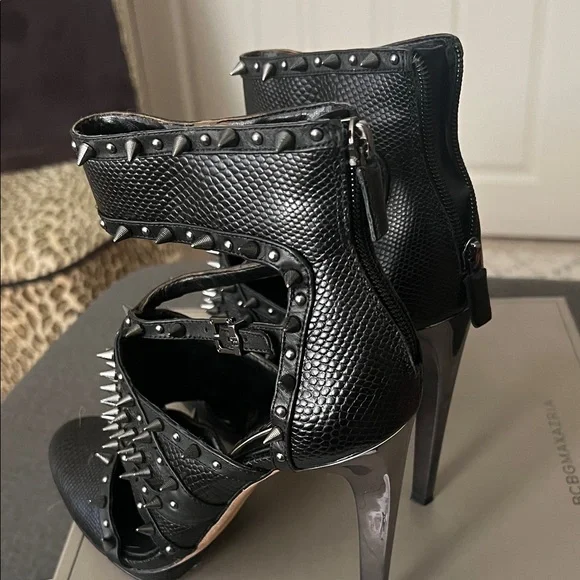 BCBG Hersh black leather stud heels Studded size 8 - Picture 6 of 11